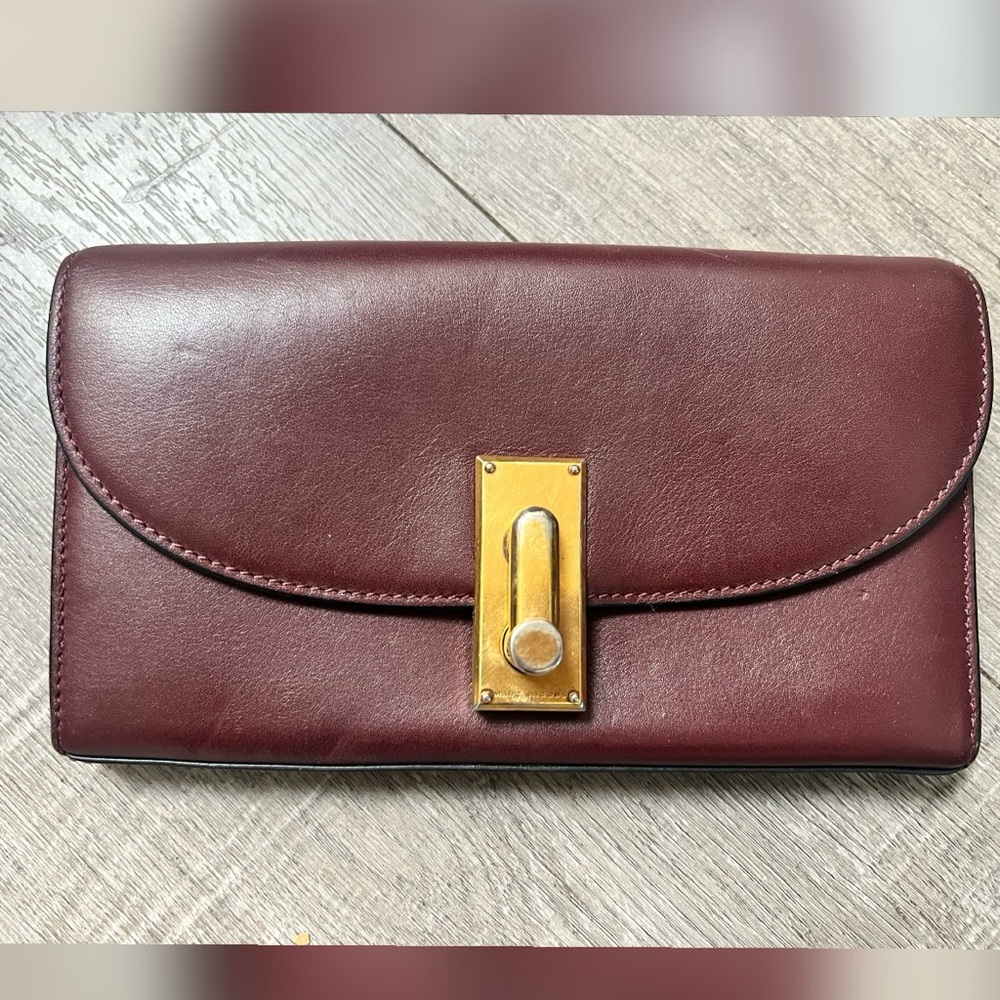Marc Jacobs West End Lock
Wallet in burgundy leather $278